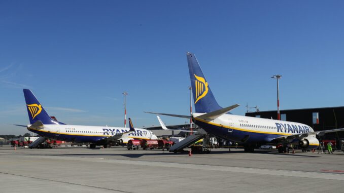 Maschinen der irischen Fluggesellschaft Ryanair stehen auf dem Flughafen Hamburg.