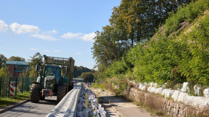 Sieben Monate lang musste sie der Verkehr am Butterberg in Lauenburg vorbei quälen. Jetzt haben die Arbeiten zur Hangsanierung begonnen. Sie sollen bis Ende des Jahres dauern.