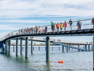 Bei schönem Herbstwetter zieht es immer viele Menschen an den Ostseestrand.