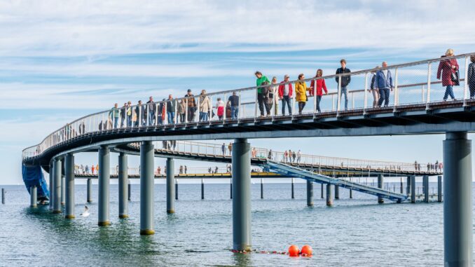 Bei schönem Herbstwetter zieht es immer viele Menschen an den Ostseestrand.