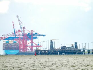 Noch laufen Restarbeiten am Anleger für das zweite schwimmenden LNG-Terminal in Wilhelmshaven. (Archivbild)