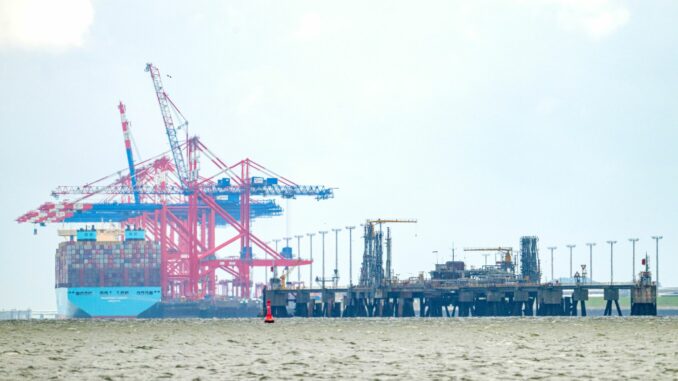 Noch laufen Restarbeiten am Anleger für das zweite schwimmenden LNG-Terminal in Wilhelmshaven. (Archivbild)