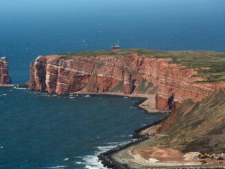 Wegen des angekündigten stürmischen Wetters entfallen Fahrten von und nach Helgoland (Archivbild)