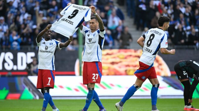 Gruß an Glatzel: Die HSV-Spieler Davie Selke (M) und Jean-Luc Dompe jubeln mit einem Trikot ihres verletzten Torjägers.