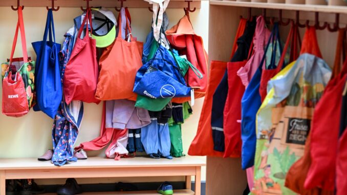 Weil Erzieherinnen und Erzieher fehlen, müssen Kinder in einigen Kitas zeitweise zu Hause betreut werden. (Archivbild)