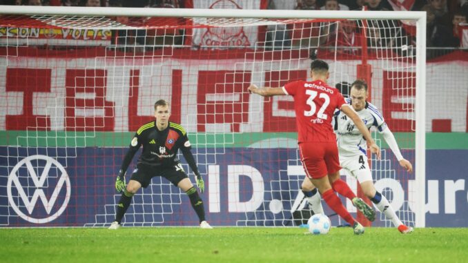 Wusste gegen den SC Freiburg zu überzeugen: HSV-Torwart Matheo Raab (l) 