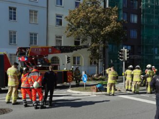 Bei einem Wohnungsbrand in der Lübecker Innenstadt ist die Feuerwehr mit Leiterwagen im Einsatz.