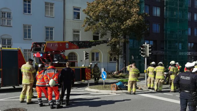 Bei einem Wohnungsbrand in der Lübecker Innenstadt ist die Feuerwehr mit Leiterwagen im Einsatz.