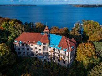 Das ehemalige Kurhotel Zippendorf am Schweriner See gehört zu den Lost Places, die in einer Foto-Ausstellung des Archäologischen Museums Hamburg zu sehen sind.