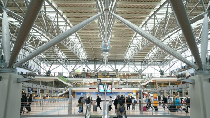 Wegen einer Störung bei der Deutschen Flugsicherung sind auch am Hamburger Flughafen Flüge ausgefallen. 