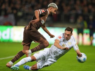 Elias Saad (l.) wurde am Samstag vom Mainzer Dominik Kohr (r.) schwer gefoult.