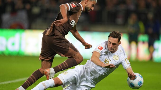 Elias Saad (l.) wurde am Samstag vom Mainzer Dominik Kohr (r.) schwer gefoult.