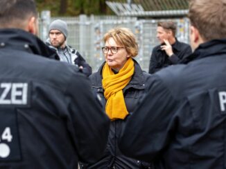 Niedersachsens Innenministerin Behrens hatte in den vergangenen Monaten auf einen Ausschluss aller Gästefans beim Derby Braunschweig gegen Hannover gedrängt. (Archivbild)