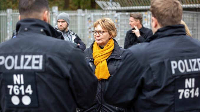 Niedersachsens Innenministerin Behrens hatte in den vergangenen Monaten auf einen Ausschluss aller Gästefans beim Derby Braunschweig gegen Hannover gedrängt. (Archivbild)