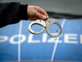 Der Anblick eines Fleischermessers hat einen verhinderten Räuber in die Flucht geschlagen. Der stark alkoholisierte Mann wurde von der Polizei festgenommen. (Symbolbild)