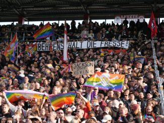 Fans des FC St. Pauli protestieren mit drastischen Worten gegen die umstrittenen Aussagen von Wolfsburgs Kevin Behrens.