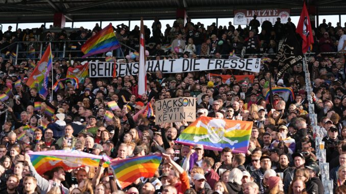 Fans des FC St. Pauli protestieren mit drastischen Worten gegen die umstrittenen Aussagen von Wolfsburgs Kevin Behrens. 