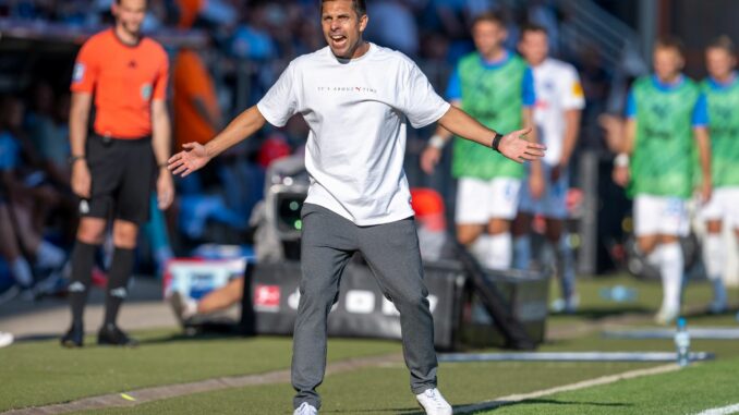 Trainer Marcel Rapp steht mit Holstein Kiel vor einer der schwersten Saisonaufgaben. 