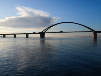 Da sich die Fehmarnsundbrücke in einem schlechteren Zustand befindet als erwartet, steigen die Kosten der Sanierung erneut an. (Archivbild)