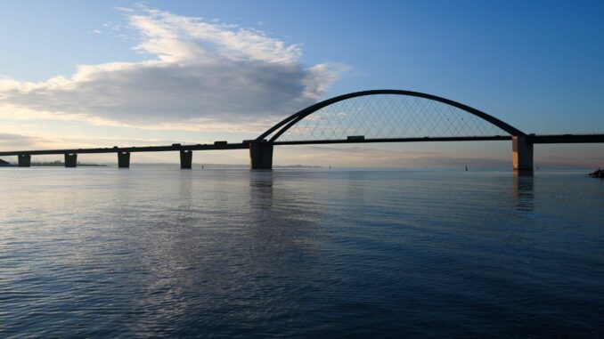 Da sich die Fehmarnsundbrücke in einem schlechteren Zustand befindet als erwartet, steigen die Kosten der Sanierung erneut an. (Archivbild)