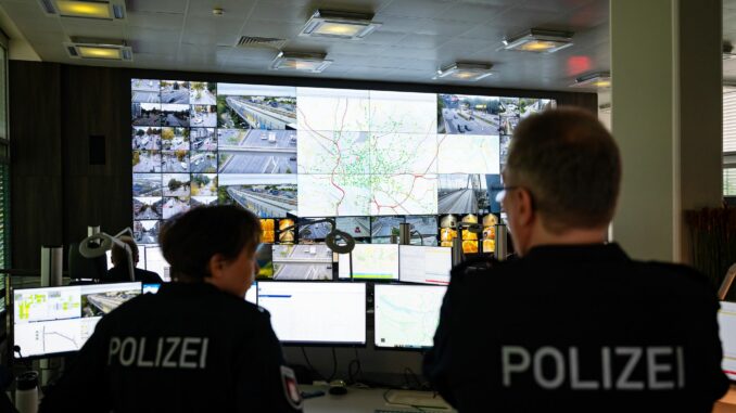 Die Mitarbeiter der Verkehrsleitzentrale haben den Hamburger Straßenverkehr ständig im Blick.