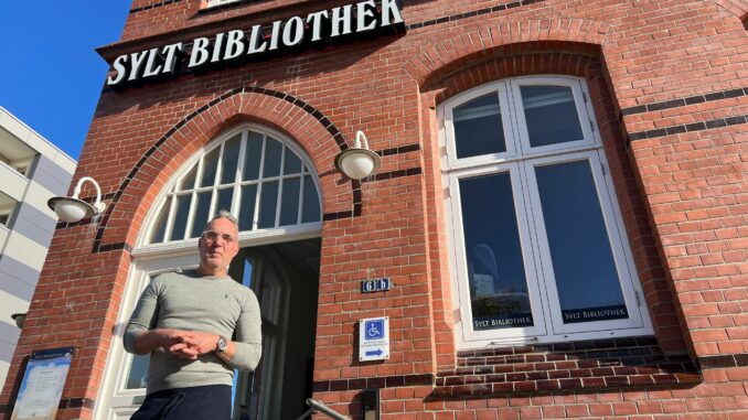 Jan-Christian Sangkuhl, Leiter der Sylt Bibliothek, verleiht jetzt weniger Sachbücher.