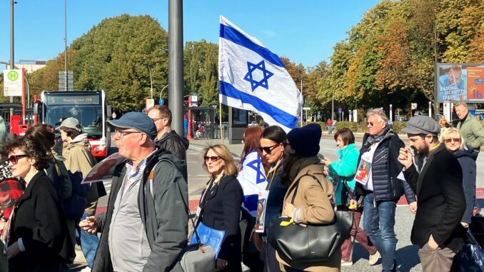 Hamburgs Bürgermeister Peter Tschentscher hat ein Jahr nach dem Angriff der Terrororganisation Hamas auf Israel bekräftigt, dass man fest an der Seite der Jüdinnen und Juden in der Hansestadt stehe.