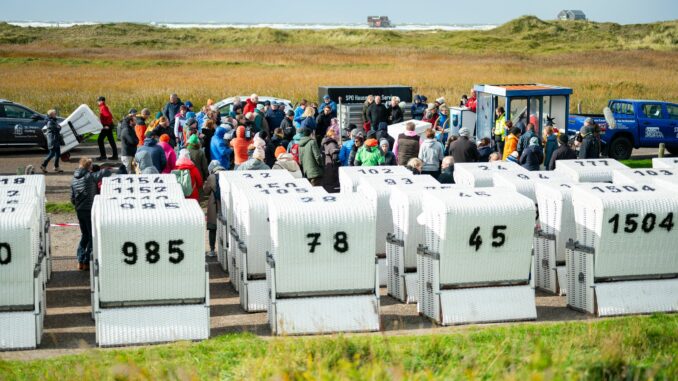 In St. Peter-Ording werden Freitag wieder ausgemusterte Strandkörbe meistbietend versteigert (Archivbild).