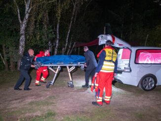 Einsatzkräfte bergen am Fluss Ilmenau eine Leiche.