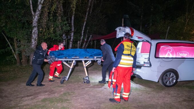 Einsatzkräfte bergen am Fluss Ilmenau eine Leiche. 