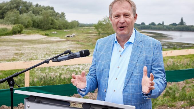 Hamburgs Umweltsenator Jens Kerstan zieht sich aus der Politik zurück. Der Grünen-Politiker will nach eigenen Angaben bei der nächsten Bürgerschaftswahl nicht mehr antreten und danach auch nicht mehr als Senator zur Verfügung stehen.