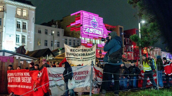 Die Demonstranten skandieren «Keine Nazis auf unserem Kiez!»