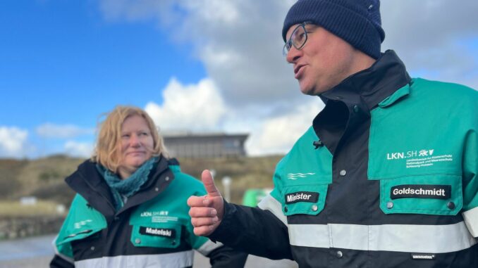 Schleswig-Holsteins Umweltminister Tobias Goldschmidt zusammen mit Birgit Matelski, der Direktorin des Landesbetriebs für Küstenschutz, Nationalpark und Meeresschutz Schleswig-Holstein (LKN). 