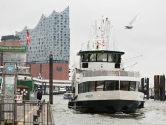 Auf einer neuen Fährlinie können Fahrgäste jetzt ohne Zwischenstopp von den St. Pauli Landungsbrücken nach Finkenwerder und zurück schippern.