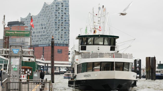 Auf einer neuen Fährlinie können Fahrgäste jetzt ohne Zwischenstopp von den St. Pauli Landungsbrücken nach Finkenwerder und zurück schippern.