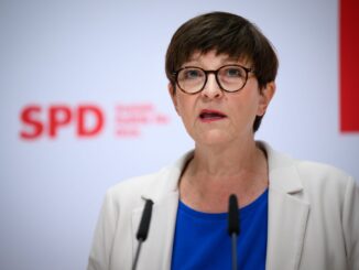 Die SPD-Bundesvorsitzenden Saskia Esken und Lars Klingbeil erteilen den Forderungen des Finanzministers nach Maßnahmen für eine Wirtschaftswende eine Absage. (Archivbild)