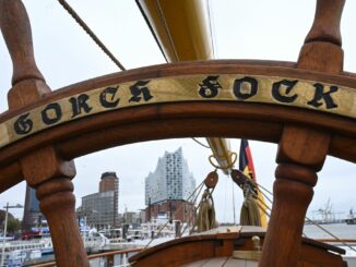 Von den Steuerrädern der «Gorch Fock» hat man beste Aussicht zur Elbphilharmonie.