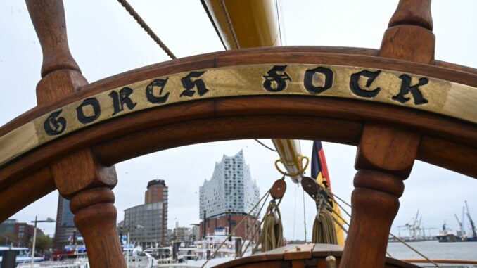 Von den Steuerrädern der «Gorch Fock» hat man beste Aussicht zur Elbphilharmonie.