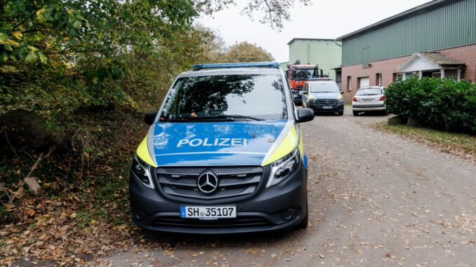 Polizeikräfte sperrten den Fundort am Mittwoch ab.