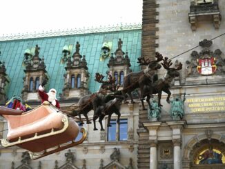 Täglich um 16.00 Uhr, 18.00 Uhr und 20.00 Uhr fliegt der Weihnachtsmann in den Abendhimmel.