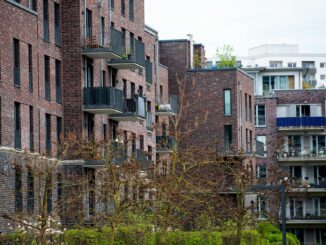 Laut einem Bericht der bundesweit operierenden Maklerfirma Von Poll Immobilien ziehen die Preise für Eigentumswohnungen sowie Ein- und Zweifamilienhäuser in Hamburg wieder an. (Archivbild)