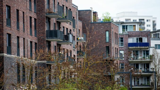 Laut einem Bericht der bundesweit operierenden Maklerfirma Von Poll Immobilien ziehen die Preise für Eigentumswohnungen sowie Ein- und Zweifamilienhäuser in Hamburg wieder an. (Archivbild)