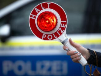 Vom Zeichen eines Polizisten, der sie zur Verkehrskontrolle anhalten wollte, ließ sich eine Frau nicht stoppen. (Symbolbild)