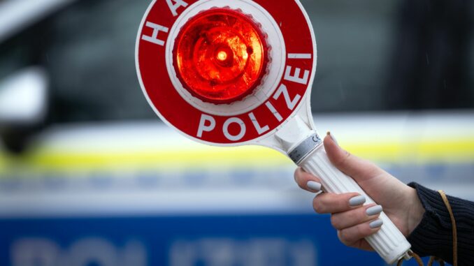 Vom Zeichen eines Polizisten, der sie zur Verkehrskontrolle anhalten wollte, ließ sich eine Frau nicht stoppen. (Symbolbild)