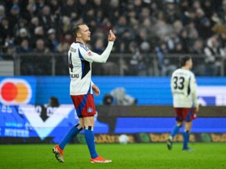 Hamburgs Sebastian Schonlau versucht seine Mannschaft nach dem Schalker Ausgleich zu motivieren.