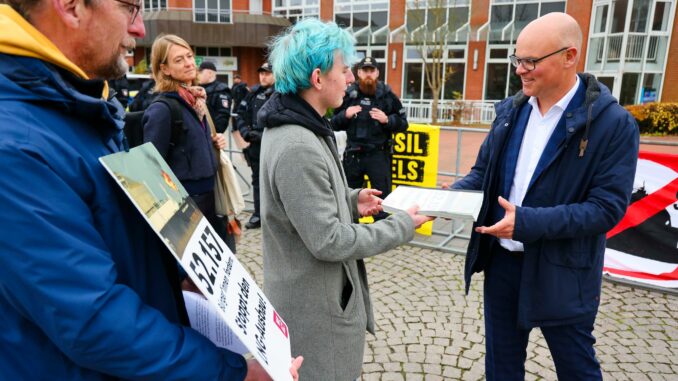 Unterschriftenübergabe gegen Flüssigerdgas am Rande der Energieministerkonferenz.