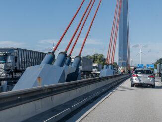 Vor einer Vollsperrung am Wochenende müssen Autofahrer Richtung Lübeck/Berlin bereits am Mittwoch mit Behinderungen auf der Norderelbbrücke rechnen. (Archivbild)