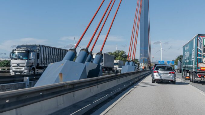 Vor einer Vollsperrung am Wochenende müssen Autofahrer Richtung Lübeck/Berlin bereits am Mittwoch mit Behinderungen auf der Norderelbbrücke rechnen. (Archivbild)