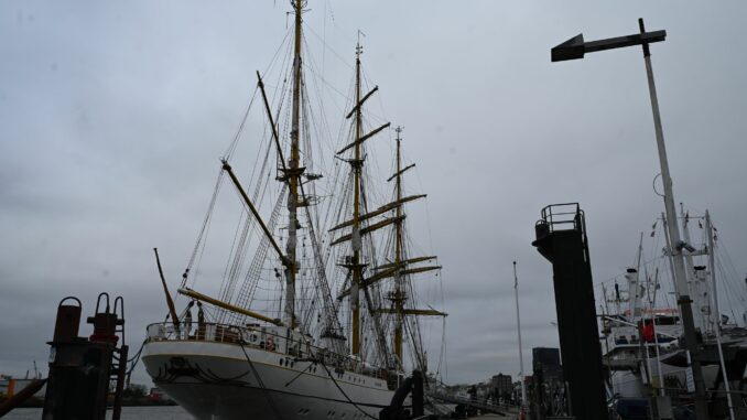 Das Segelschulschiff "Gorch Fock" wurde von Tausenden Menschen in Hamburg besucht.