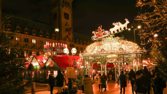 Dder historischen Weihnachtsmarkt auf dem Rathausmarkt